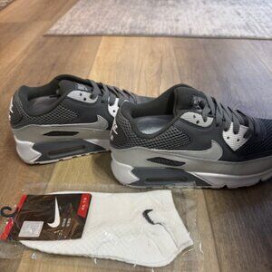 NEW Nike Air Max Men 8.5 with Nike No Show Socks